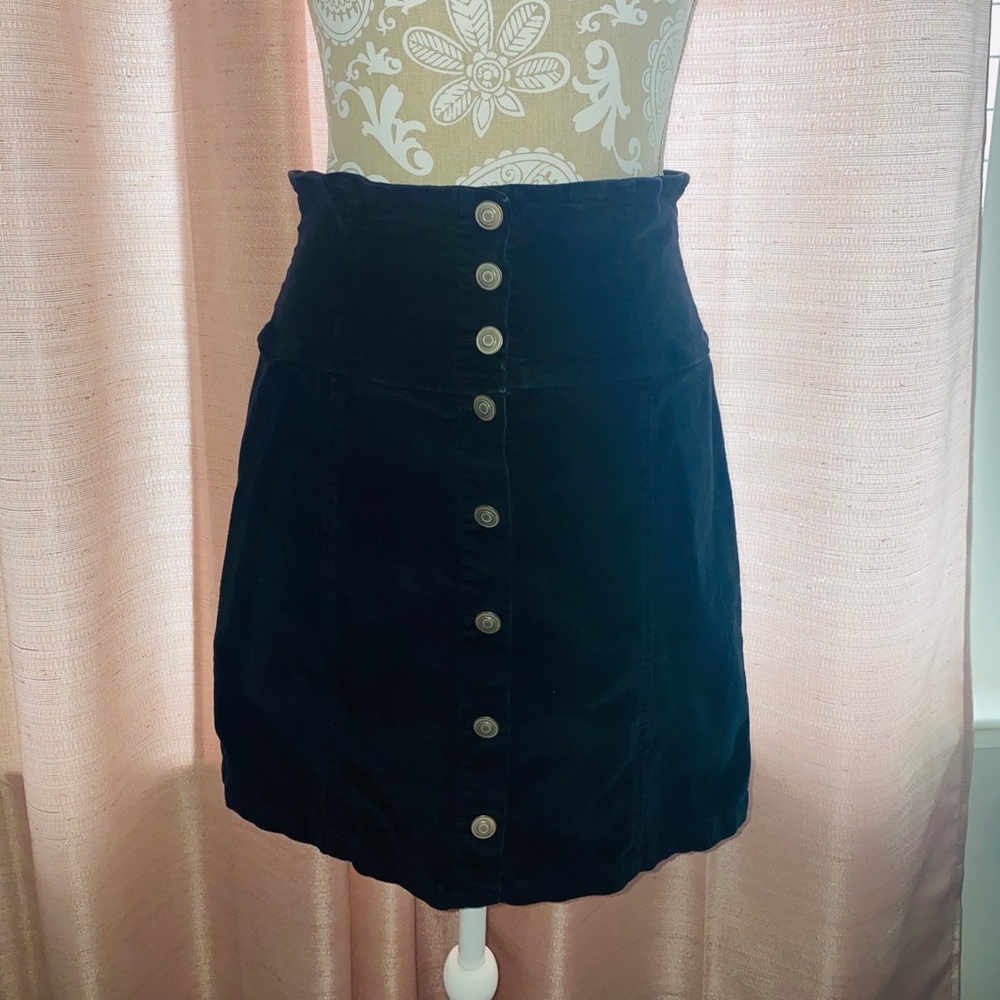 High-waisted button up skirt.